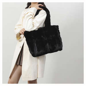 กระเป๋าถือขนกระต่ายนุ่มน่ารักสำหรับผู้หญิง  กระเป๋าขนาดใหญ่จุของได้เยอะ รับผลิตแบบ OEM ODM กระเป๋าสะพายไหล่คุณภาพสูง อุ่นสบาย - Product Image 3