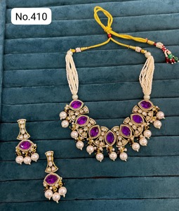 Conjunto de collar choker tradicional azul Kundan para mujer con aretes a juego y Maang Tikka, ideal para bodas, fiestas y ocasiones étnicas. - Product Image 5