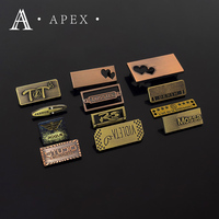 APEX Fábrica Personalizada Marca Grabado En Relieve Oro Metal Logo Nombre Placa Etiqueta Sombrero Zapatos Bolsa Ropa Aleación de Zinc Logo Etiqueta