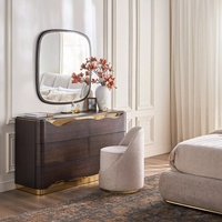 Commode moderne avec miroir en bois massif, bords arrondis et incurvés avec accents dorés, textures superposées et forme ondulée