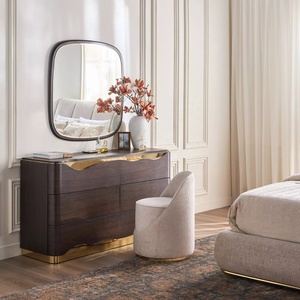 <span class=keywords><strong>Commode</strong></span> moderne avec miroir en bois massif, bords arrondis et incurvés avec accents dorés, textures superposées et forme ondulée - Product Image 3