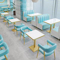 Chaises et banquettes de salle à manger avec pieds en métal finition or, sièges latéraux haut de gamme effet marbre pour boulangerie-bistro de style boutique