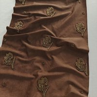 Tissu en polyester à base de daim brun avec broderie florale en perles tubulaires dorées, texture rétro tridimensionnelle pour filles et garçons