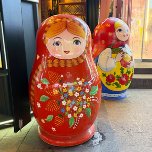 Sculpture Matryoshka en fibre de verre, faite à la main, installation artistique sur pied - Product Image 1