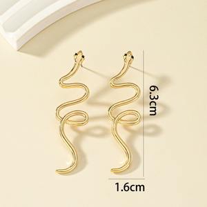 Boucles d'oreilles en forme de serpent Boucles d'oreilles métalliques simples et élégantes en forme de serpent pour femmes - Product Image 4