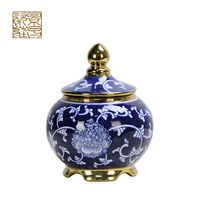 Vase de table en céramique émaillée bleue et blanche de style chinois traditionnel