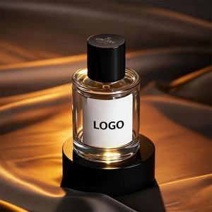 Flacon de parfum en verre transparent minimaliste personnalisé avec bouchon noir, idéal pour les parfums naturels de 30 ml à 100 ml et l'emballage écologique - Product Image 2