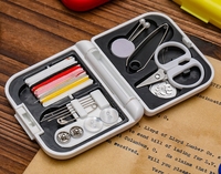 Ensemble de sac à aiguilles et de fils de voyage miniature portable, outils de couture pliables pratiques avec mini boîte à aiguilles et fils pour une utilisation à domicile et en déplacement