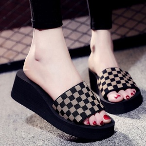 Chaussons d'extérieur sexy noirs et blancs patchwork pour femmes, été et hiver, à semelle épaisse, dessus en coton, doublure en peau de mouton, antidérapants, à bout carré - Product Image 3