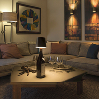 Lampe de table artistique moderne avec batterie de corps en aluminium de conception unique de bouteille pour la décoration intérieure