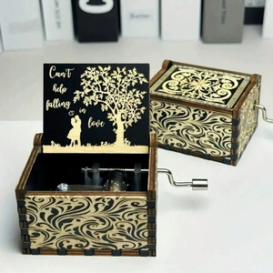 กล่องดนตรีไม้หมุนมือ YIYU 8 เสียง แบบคลาสสิก สลักลายสี่เหลี่ยมผืนผ้า สไตล์ย้อนยุค 30 ปี ของขวัญวาเลนไทน์ทำมือ - Product Image 6