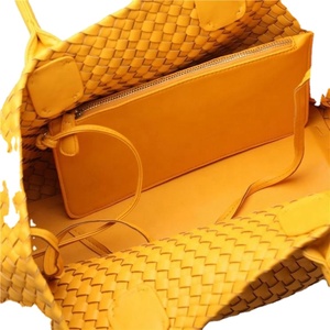 Sac fourre-tout en cuir vegan personnalisé de grande capacité pour les voyages - Sac à main et sac à bandoulière élégant pour femmes - Product Image 4