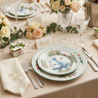 Service d'assiettes en céramique classiques à bord festonné, vaisselle décorative en porcelaine fine à motif floral pour cadeau de mariage et table de fête
