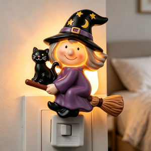 Lampe de nuit à brancher en résine, motif Sorcière d'Halloween et Chat Noir, avec balai, pour prise murale, décoration de fête et de maison, vente en gros, personnalisable, ODM - Product Image 2