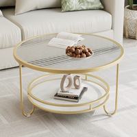 Table basse moderne en verre double couche avec rangement et structure métallique pour petits appartements