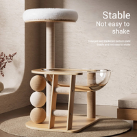 Griffoir vertical intégré tout en bois avec balles en sisal, style moderne, structure d'escalade et lit pour chat, emballé en carton