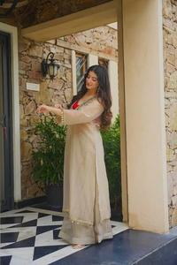 Robe élégante en soie Salsa de qualité supérieure avec ensemble pantalon dans des tons chics et élégants, magnifique tenue de fête ethnique indienne pour femmes - Product Image 2