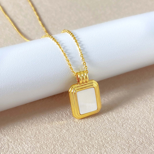 Pendentif en coquillage naturel plaqué or 18 carats, collier carré tendance en nacre pour femme, à porter au quotidien - Product Image 1