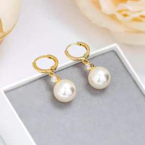 Pendientes de Plata de Ley 925 con Baño de Rodio, Diseño Geométrico con Circonita Cúbica y Perla, de Alta Gama y Tendencia, para Compromiso y Boda, de UM JEWELRY - Product Image 2