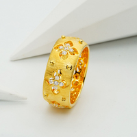 Manos sobre el corazón |   Anillo de Flor en Oro de 18K con Diamantes Pavé de 0.306ct y Engaste de Garra, Diseño Artesanal Hueco |   Recuerdo de Cumpleaños