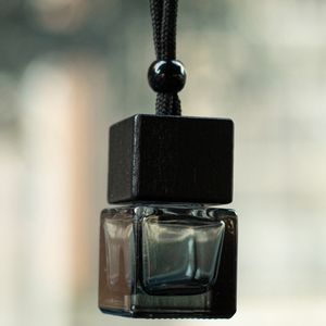 Mini flacon diffuseur de parfum pour voiture en verre carré de 8 ml avec bouchon à vis, désodorisant portable, pendentif imprimé sérigraphié - Product Image 6
