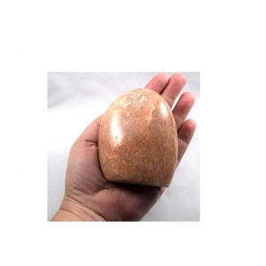 Estatuilla de forma libre de piedra lunar melocotón hecha a mano al por mayor de la India, piedra de energía Feng Shui Ideal para positividad y decoración. - Product Image 2