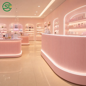 ชั้นวางสินค้าร้านค้าปลีกแบบเกาะกลางพร้อมกล่องปลูกต้นไม้ ตกแต่งด้วยกรอบสีทองและสีชมพู สำหรับจัดแสดงเครื่องสำอาง  ออกแบบตามสั่ง - Product Image 5