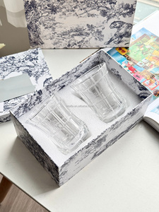 Copas de vino artesanales con relieve estilo Art Deco europeo en un juego completo con caja de regalo - Product Image 2