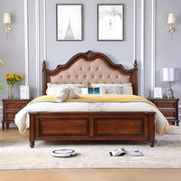 Lit de luxe en chêne pour hôtel et chambre à coucher: colonnes romaines rétro exquises, design en cuir à boutons rivetés