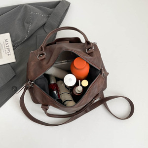 Borsa da Donna di Tendenza con Grande Capacità, Borchie Eleganti e Tracolla Versatile in Stile di Alta Moda - Product Image 6