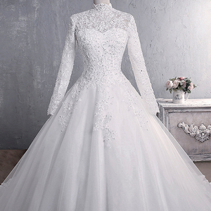 Robe de mariée sirène en dentelle brodée blanche pure, prête à l'emploi, avec appliques, perles et col en V, avec traîne pour la mariée - Product Image 2