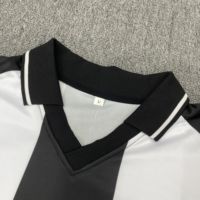 Streetwear Maßgeschneidertes Herren-Fußballtrikot Schwarz-Weiß Vertikale Geometrische Streifen V-Ausschnitt Polo Sublimiertes Fußballshirt