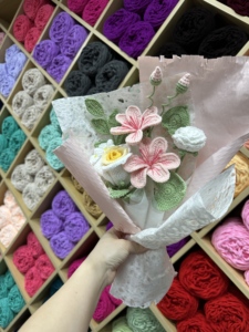 Ramo de Libélulas de Ganchillo, Ramos de Flores Rosadas Tejidas a Mano, Arreglo Floral Eterno Hecho a Mano, Regalo Elegante <span class=keywords><strong>para</strong></span> Mamá - Product Image 5