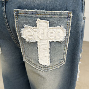 بنطلون جينز رجالي مخصص بتصميم OEM ODM مع شعار مطرز ورقعات متقاطعة، جينز ممزق بقصة مستقيمة وواسعة ومرنة - Product Image 4