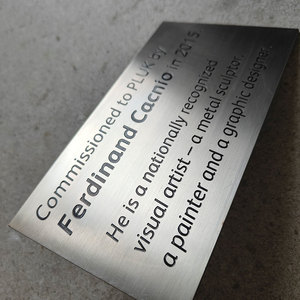 Plaque murale personnalisée en aluminium gravé - Ces locaux sont protégés par une vidéosurveillance 24h/24 et 7j/7 - Argent brossé - Product Image 4