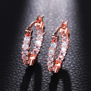 Orecchini a Cerchio di Lusso per Donna in Oro 18K con Cristalli e Strass Incastonati per Uso Quotidiano E1016 - Product Image 5