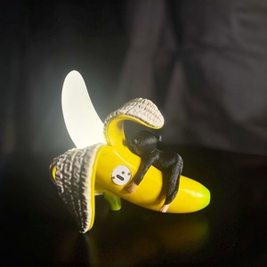 Singe sculpté artistique à la mode avec accent banane LED veilleuse pour le bureau du nouvel an et la maison rechargeable - Product Image 3