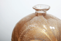 Diffuseur de parfum en verre soufflé à la main de luxe avec texture de sable doré, vase aromatique sphérique élégant et sculptural pour la décoration de la maison