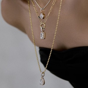 Collana con Ciondolo Minimalista a Cubo di Zucchero con Zirconi, Gioiello Elettroplaccato in Rame Bambù di Lusso Leggero e Versatile - Product Image 2