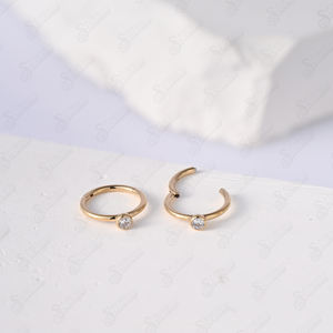 Piercing de Nariz Hipoalergénico con Segmento Articulado de Titanio G23, Chapado en Oro de 14K, Zirconia, Perforación Lateral de 2.5mm, Engaste de Disco - Product Image 6