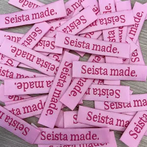Großhändler individuelles Logo Mädchen rosa Eigenmarke Stoffkleidung Etikett Etiketten gewebtes Etikett für Kleidung Kleid