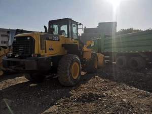 Cargador KOMATSU usado de excelente rendimiento para la venta, carga nominal de 2 toneladas enfocada en componentes del motor central - Product Image 2