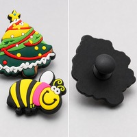 Breloques personnalisées en PVC pour chaussures, motifs animaux et véhicules, usine OEM, vente en gros, décorations de dessins animés, accessoires en vrac, fabricant