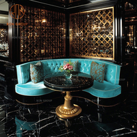 Ensemble de meubles de luxe pour café, restaurant, table ronde en marbre noir, banquette incurvée en velours vert sarcelle et ensemble de chaises assorties