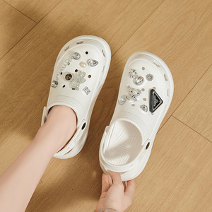 รองเท้าแตะประดับโซ่ไรน์สโตนสำหรับผู้หญิง ฤดูใบไม้ผลิ ฤดูร้อน ชายหาด พื้นหนา กันลื่น สีขาว พื้นสูง 5 ซม. - Product Image 1