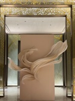 Installation florale luxueuse en gaze fluide pour hall d'hôtel, merchandising visuel, toile de fond de bienvenue pour mariage, accessoire de studio photo