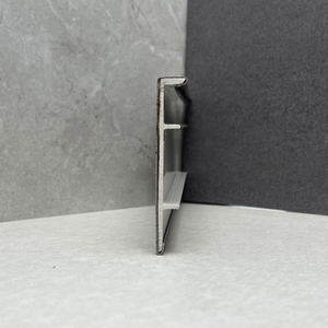 Zócalo de Acero Inoxidable Anodizado Plateado con Sistema de Gestión de Cables para Decoración de Interiores - Product Image 2