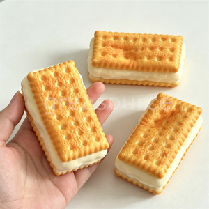 Galleta de simulación con forma de sándwich de soda y crema, modelo dorado, realista, adorno decorativo, utilería de exhibición, dulce para comer, aperitivo, comida - Product Image 1