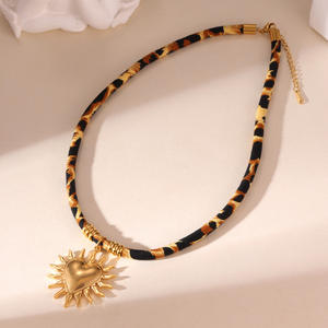 <span class=keywords><strong>Collana</strong></span> <span class=keywords><strong>con</strong></span> Ciondolo Geometrico Trendy in Acciaio Inox <span class=keywords><strong>con</strong></span> Corda Intrecciata Leopardata e Design Sole e Stella per Donna - Product Image 4