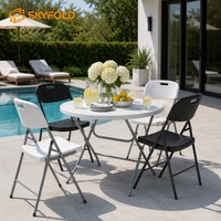 Tables en plastique blanc résistant aux rayures et chaises en métal durable avec revêtement en poudre